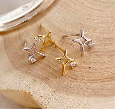 「上品な輝き」スタークロスピアス