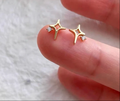 「上品な輝き」スタークロスピアス