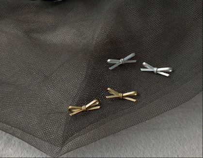 「控えめな可愛さ」マット仕上げのリボンピアス