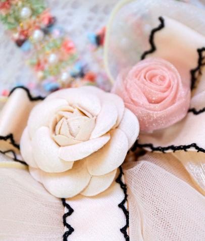 レースチュールフワフワドレス、真珠の花のリボンデコレーション、エレガントなプリンセススタイル